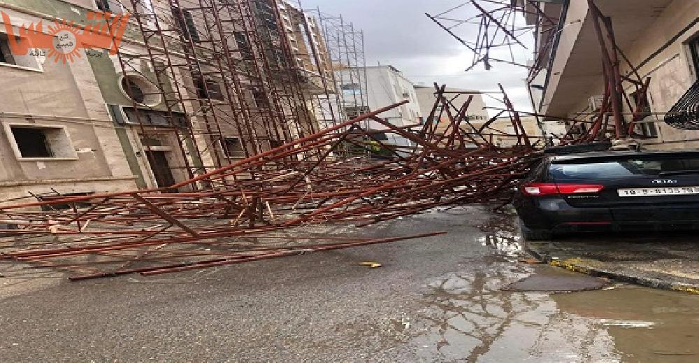 سقوط زقالة بناء في شارع عمر المختار بمدينة طرابلس