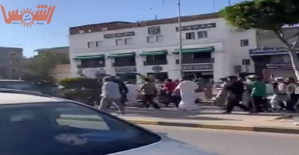 توافد المتظاهرون